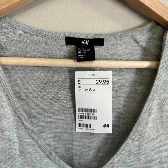 H&M WOMEN Gray/black KNIT V-NECK Small TOP SHIRT BLOUSE SWEATER NWT - Picture 2 of 8